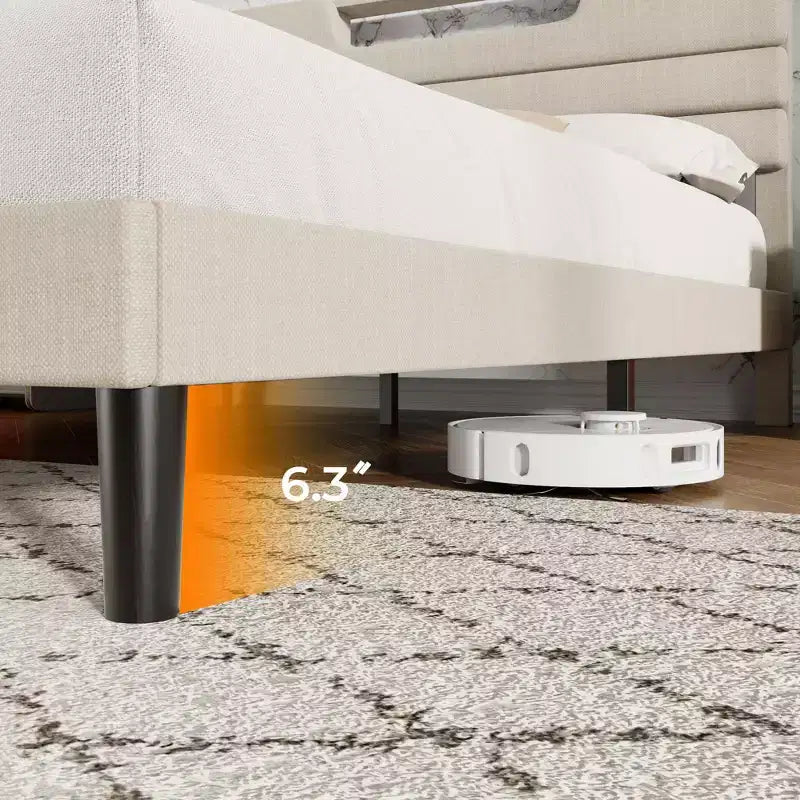 Letto Queen Size con Stazione di Ricarica Luci LED Testiera Imbottita Letto Moderno a Piattaforma Tessuto Beige Scaffale Portaoggetti a 2 Livelli Robuste Doghe in Legno