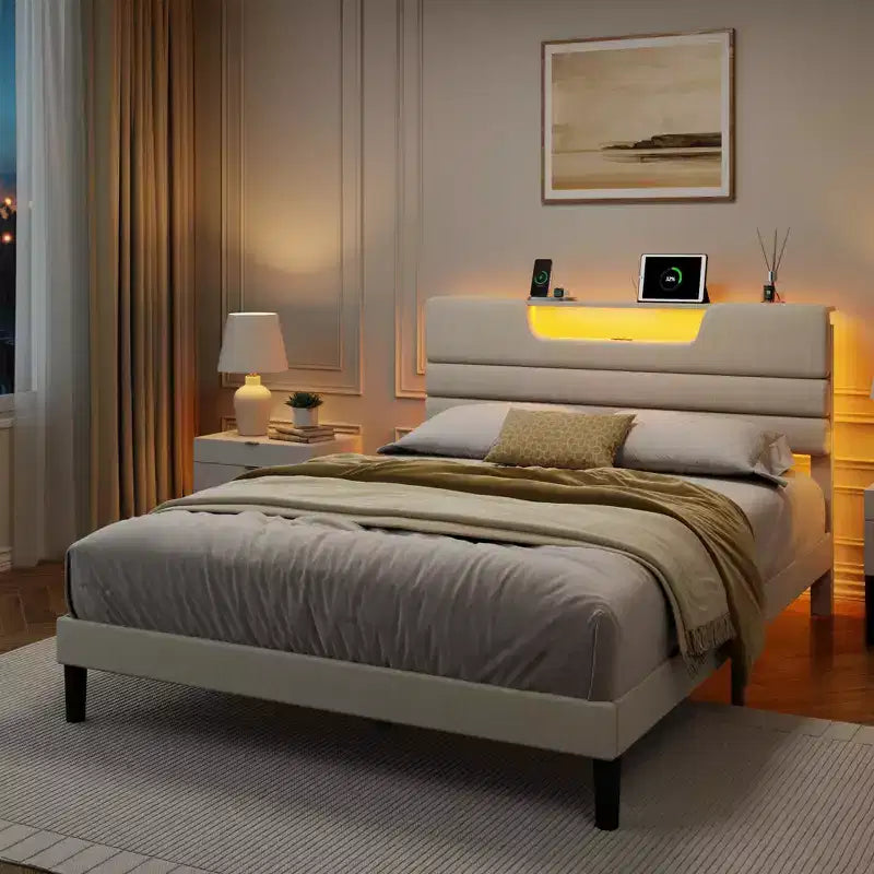 Letto Queen Size con Stazione di Ricarica Luci LED Testiera Imbottita Letto Moderno a Piattaforma Tessuto Beige Scaffale Portaoggetti a 2 Livelli Robuste Doghe in Legno