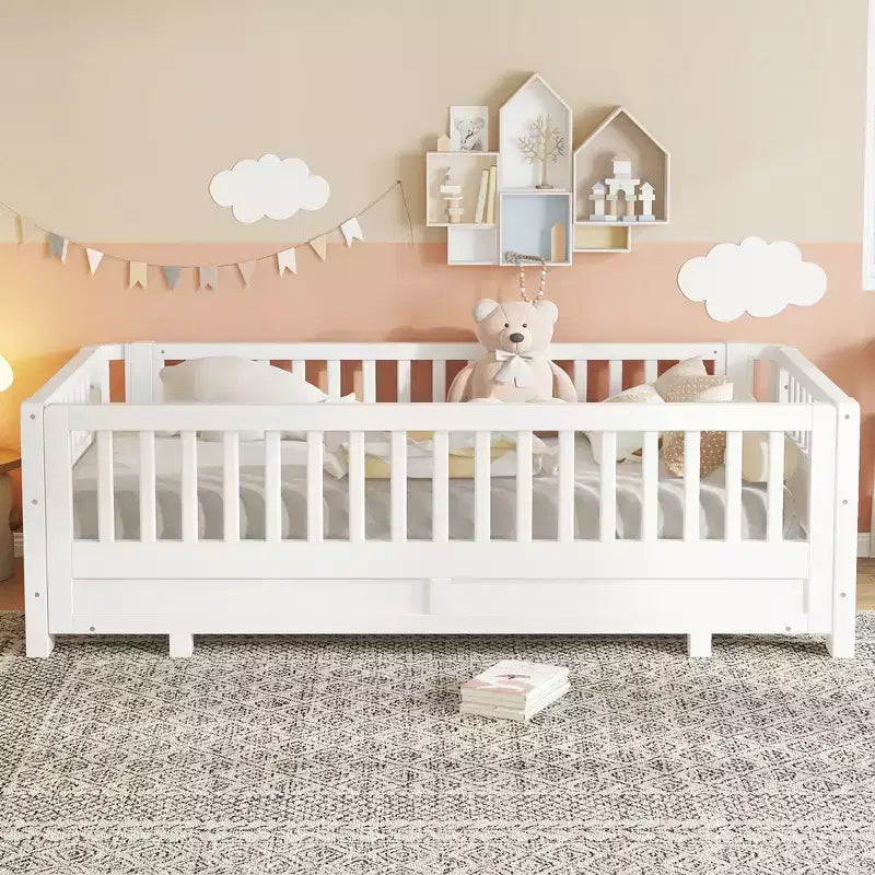 Letto a piattaforma in legno massiccio grigio/bianco con sponde di sicurezza – Singolo / Singolo XL, trasformabile in matrimoniale, per 1–2 utenti