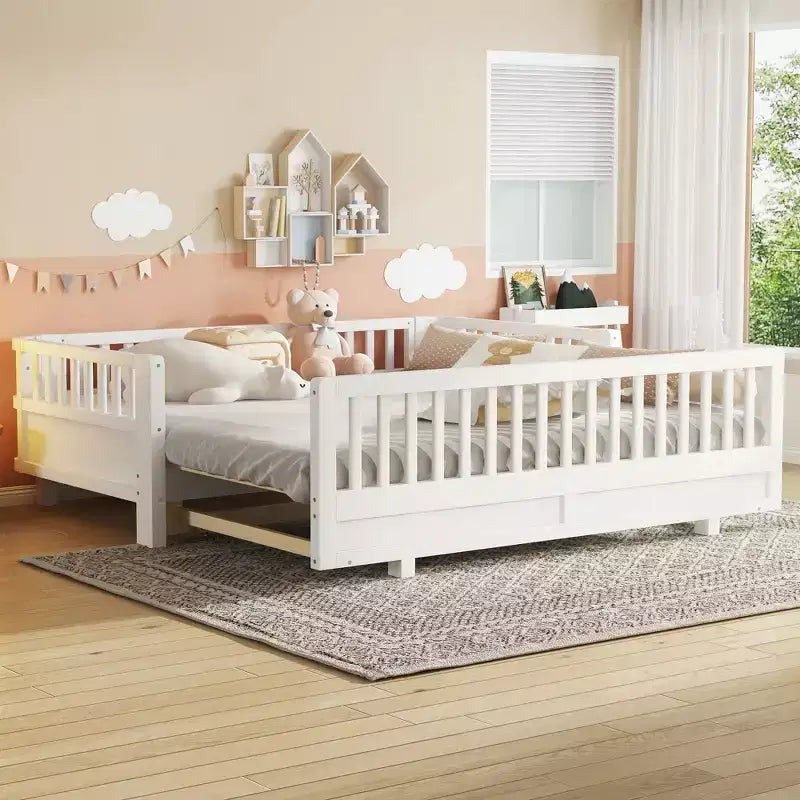 Letto a piattaforma in legno massiccio grigio/bianco con sponde di sicurezza – Singolo / Singolo XL, trasformabile in matrimoniale, per 1–2 utenti
